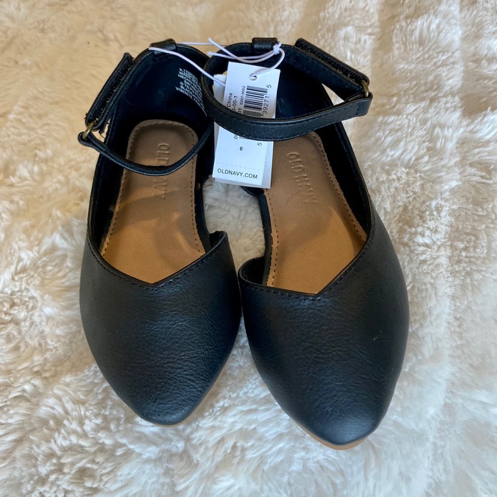 Old navy black dress shoes. Brand new. Size 6